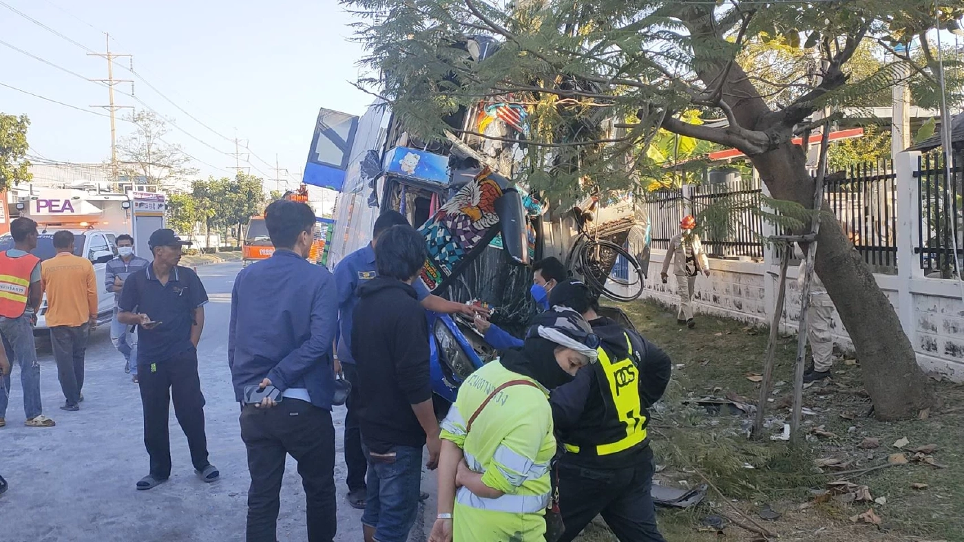 สยองรับปีใหม่ รถบัสรับส่งพนักงาน ซิ่งแข่งเสียหลักชนเสาไฟฟ้า เจ็บระนาว