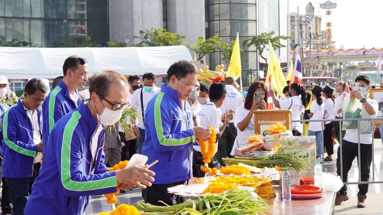 "สร้างอนาคตไทย"ร่วมพิธีวางพานพุ่ม ถวายราชสักการะวันพระเจ้าตากสิน