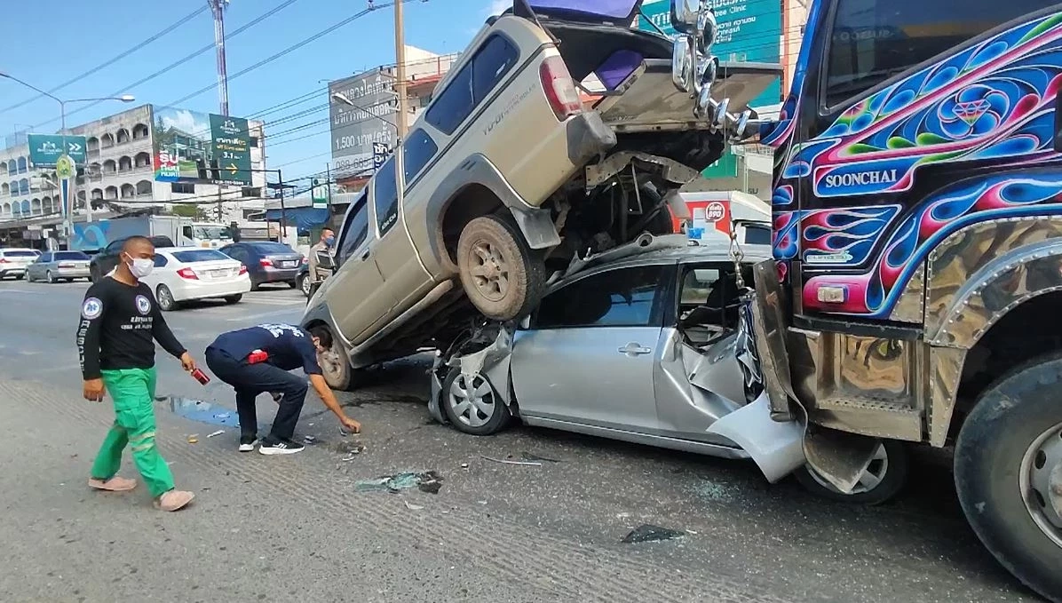 รถบรรทุกพ่วงเบรกแตก ชนรถติดไฟแดง 5 คันรวด สาวขับวีออสรอดปาฏิหาริย์