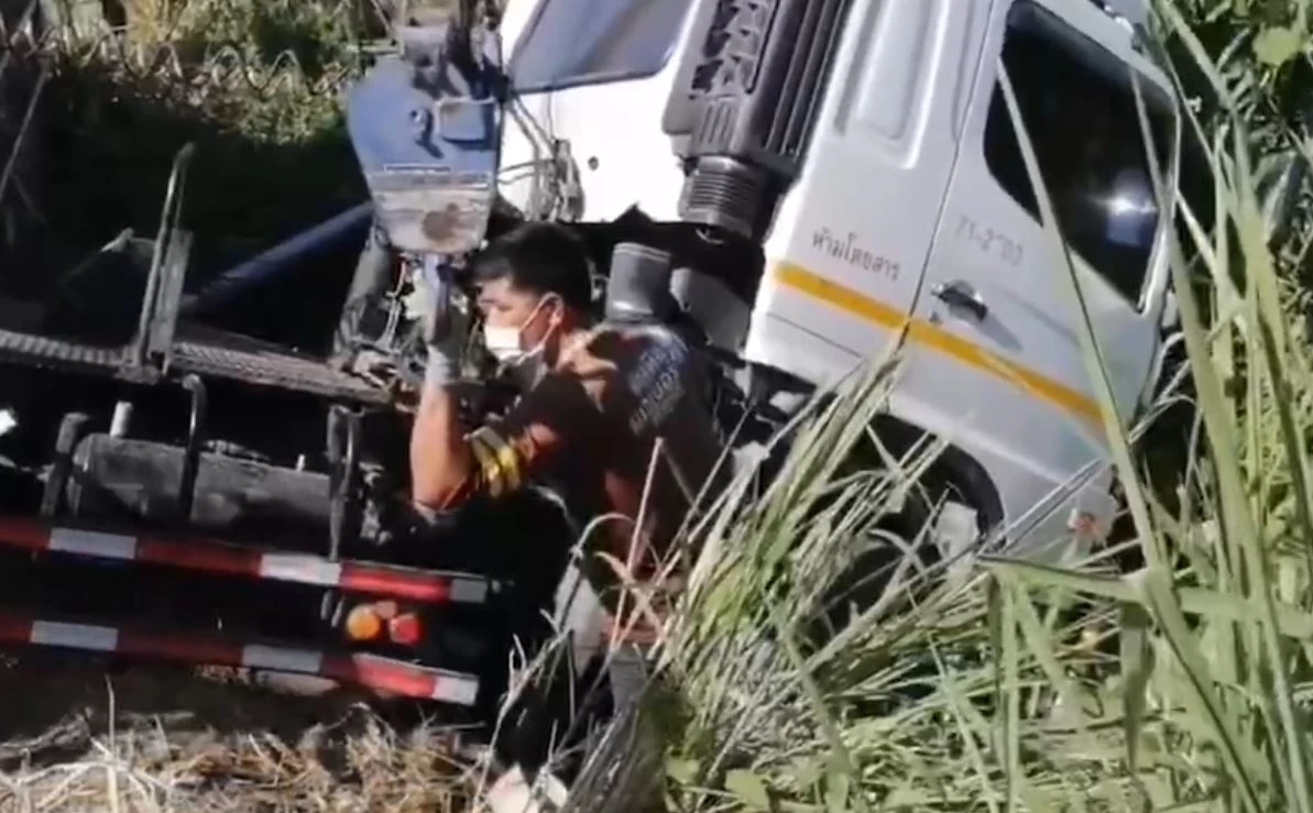 สลด! เทรลเลอร์ประสานงากลางแยก หญิงท้อง 5 เดือน กระเด็นตกหนองน้ำ ล้อทับดับ