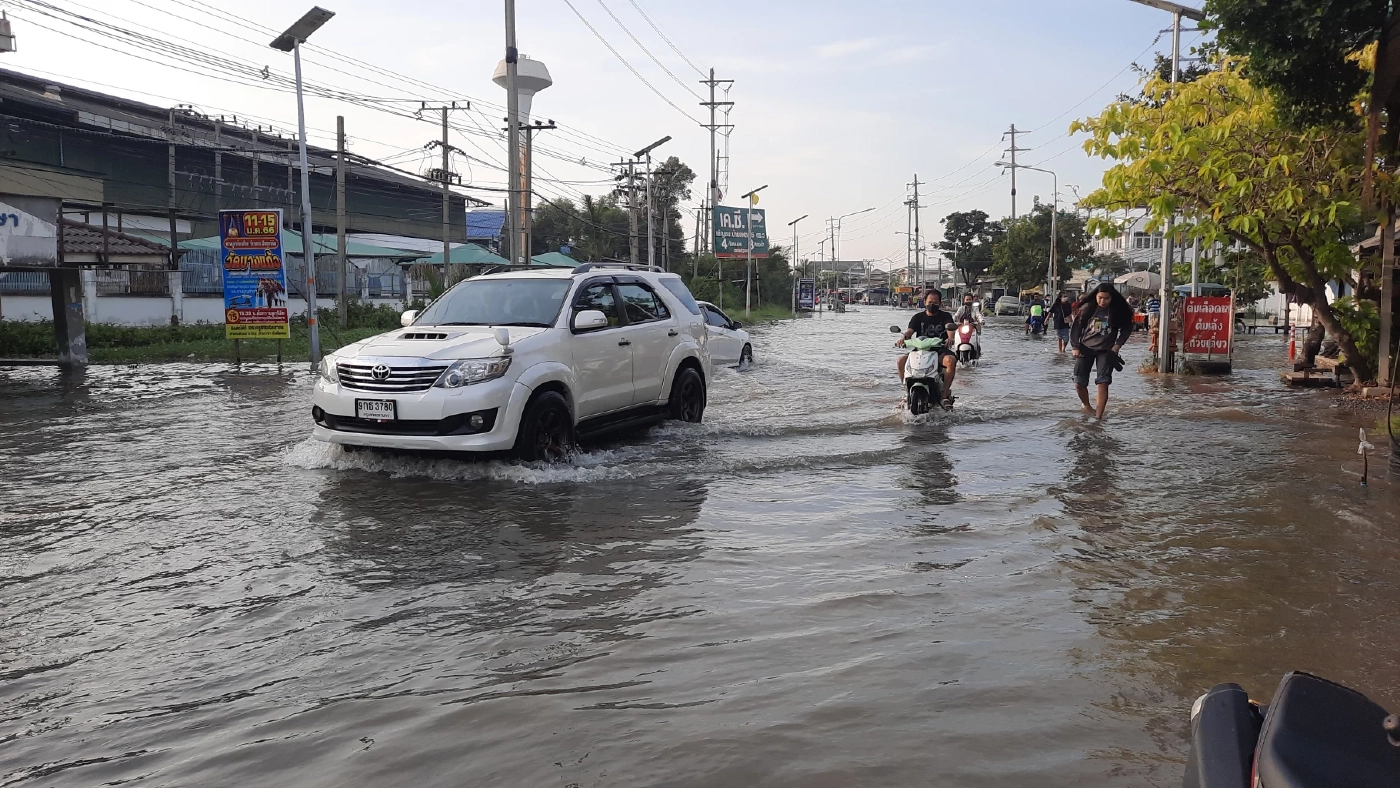 อ่วม! "ชาวบ้านสุขสวัสดิ์" ป่วนหนัก น้ำทะเลหนุนสูง ท่วมถนนกลายเป็นคลอง