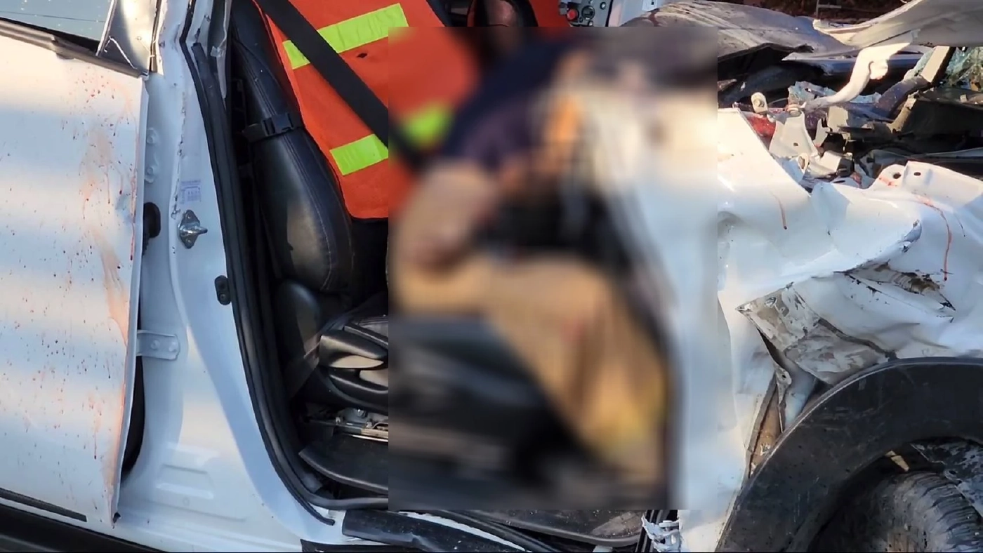 รถพ่วง 18 ล้อ จอดเสียกลางถนน กระบะผู้รับเหมาพุ่งเสยท้าย ดับคาซากรถ