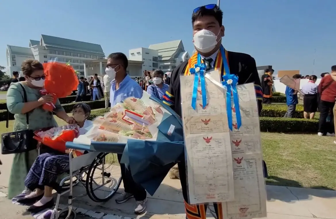 พ่อสายเปย์มอบโฉนด 10 แปลง มูลค่า 20 ล้าน แสดงความยินดีลูกชายรับปริญญา