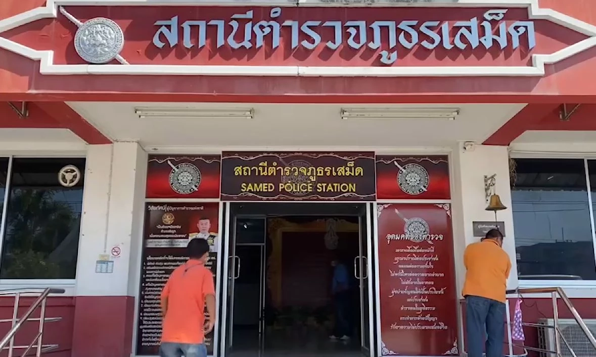 หนุ่มเมาซิ่งฝ่าวงล้อม ชนตำรวจล้มกลิ้ง กลางแยกไฟแดง (มีคลิป)