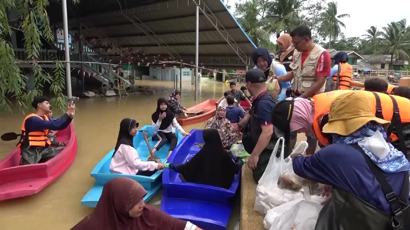 นายจตุรนต์ เอี่ยมโสภา ส.จ.ปัตตานี หลังทราบเรื่อง นำอาหาร 1,000 ชุดเข้าบรรเทา 