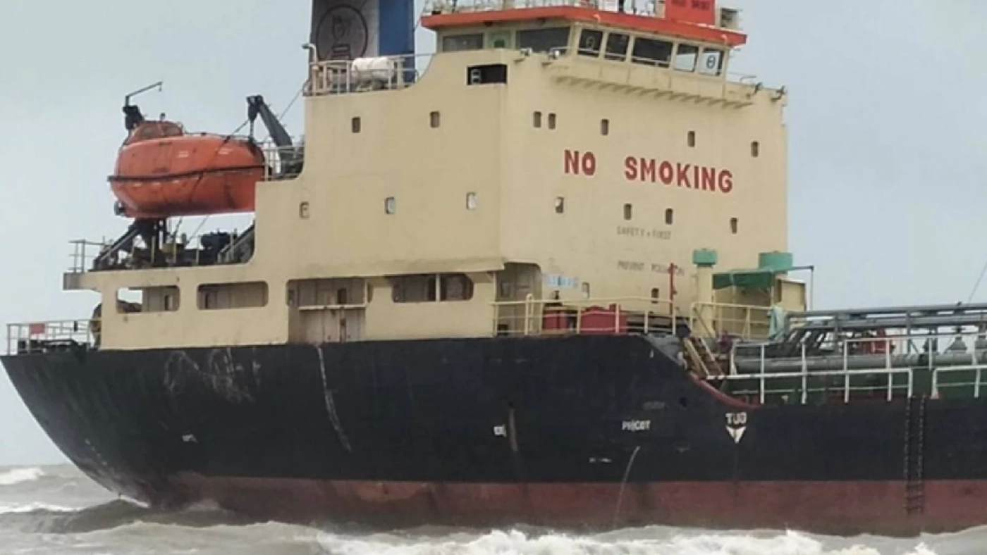 คลื่มลมในอ่าวไทยแรง ซัดเรือบรรทุกน้ำมันเกยตื้นชายหาดแหลมสมิหลา สงขลา