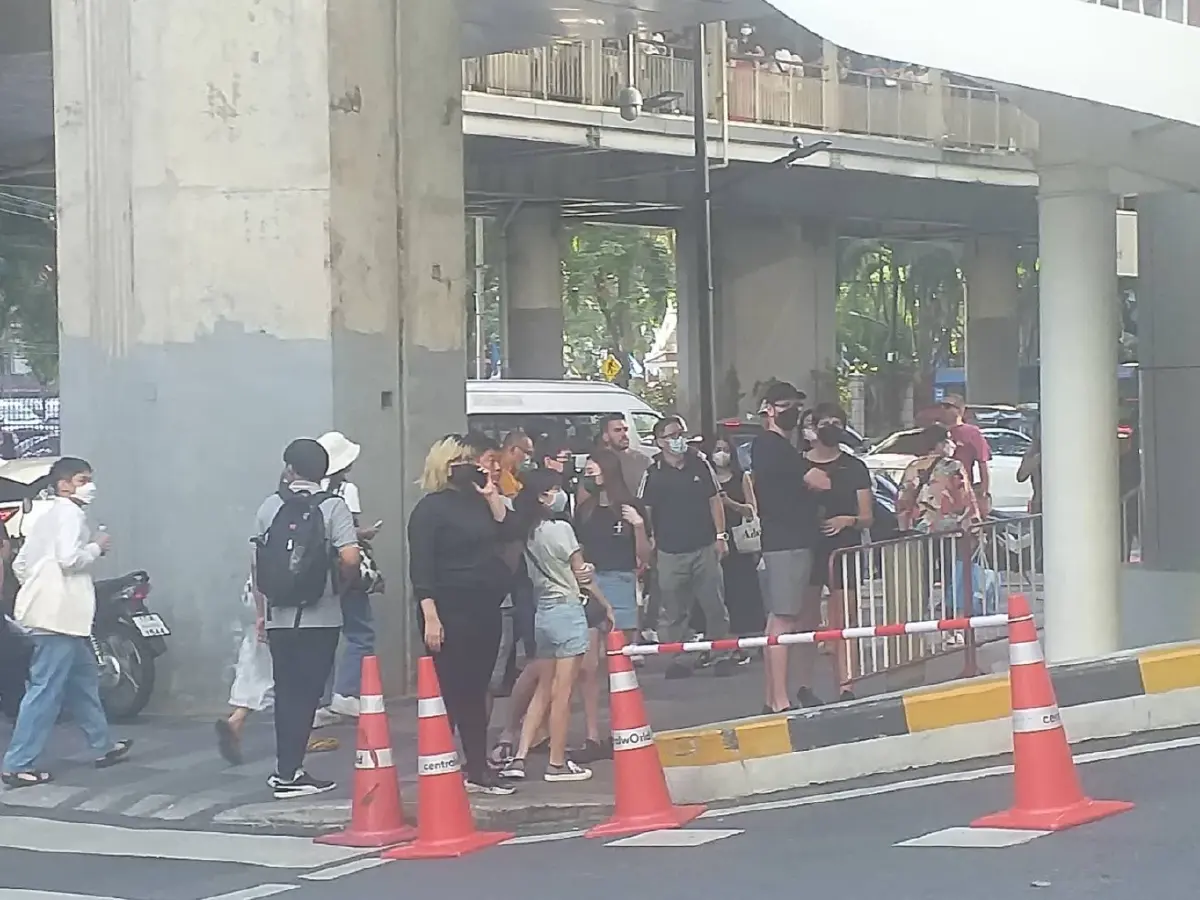 เปิดภาพ! คนแตกตื่นเอาชีวิตรอด นาทีเพลิงไหม้ห้างเซ็นทรัลเวิลด์ (มีคลิป)