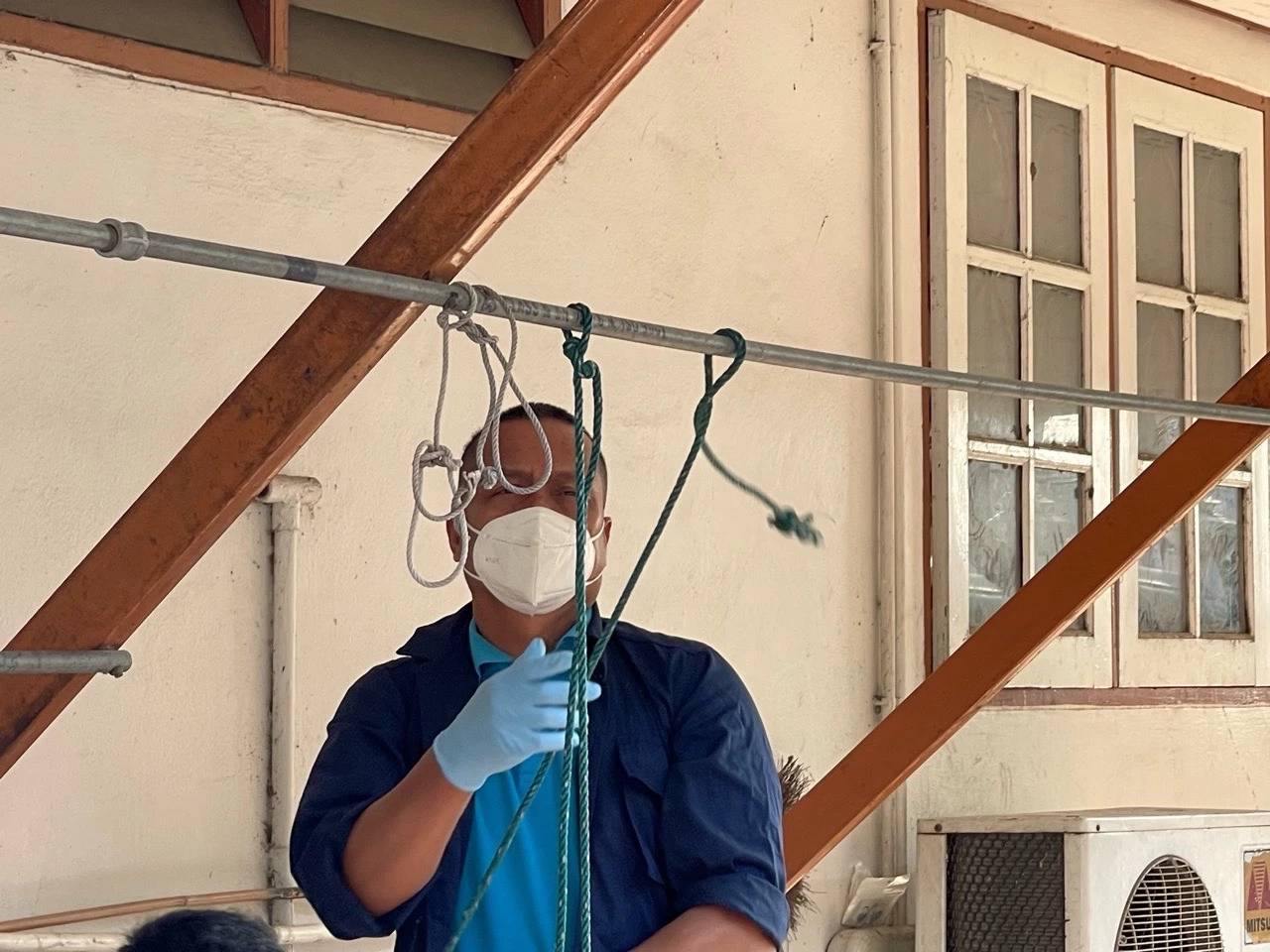 เศร้า! พระวัดดังเมืองทอง ป่วยปฎิบัติกิจสงฆ์ได้ไม่เต็มที่ คิดสั้นผูกคอดับ