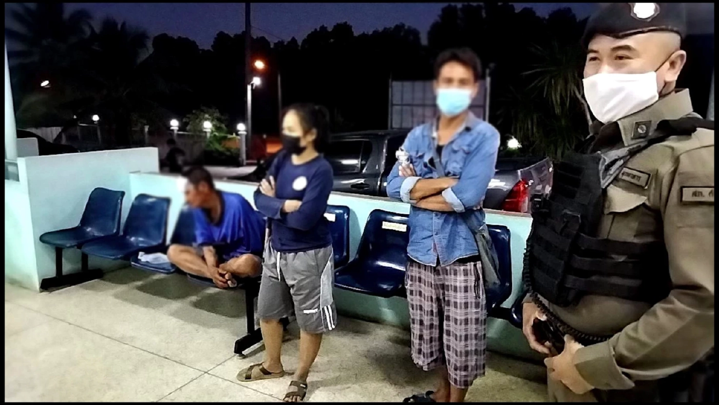 นายเฮือง (นั่ง - เสื้อน้ำเงิน) ถูกรวบตัวทันทีหลังเกิดเหคุ ก่อนนำตัวส่งรพ.เนื่องจากบาดเจ็บที่ศรีษะ