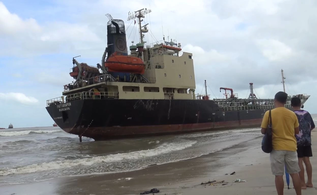 ชาวบ้านแห่ถ่ายรูป เรือบรรทุกน้ำมันเกยหาด คาดกู้เรือออกจากฝั่งได้ปีหน้า