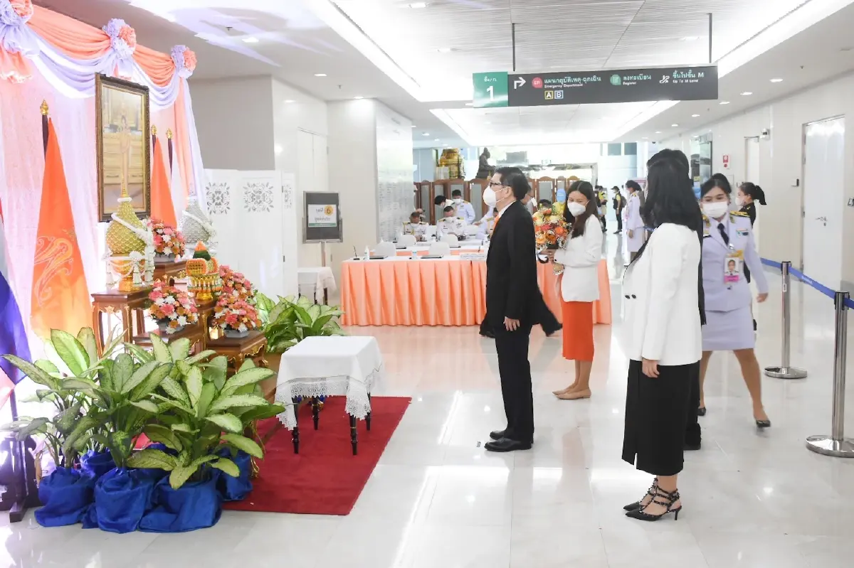 ห้างแว่นท็อปเจริญ นำผู้บริหารและพนักงาน ถวายแจกันดอกไม้หน้าพระฉายาลักษณ์ สมเด็จพระเจ้าลูกเธอ เจ้าฟ้าพัชรกิติยาภา นเรนทิราเทพวดี กรมหลวงราชสาริณีสิริพัชร มหาวัชรราชธิดา