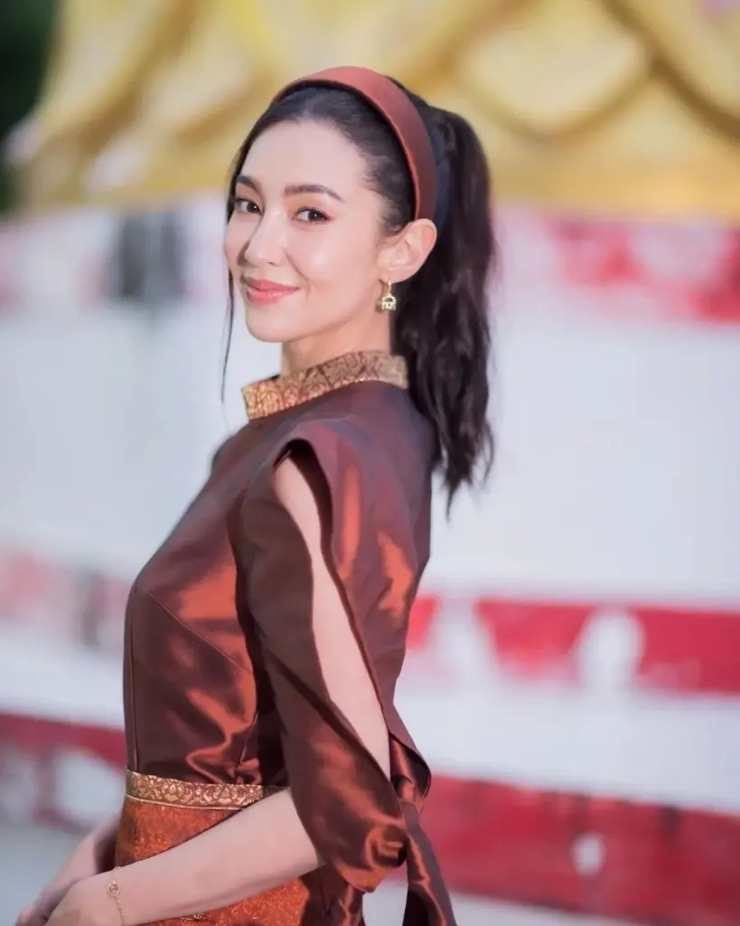 เบลล่า ราณี ซุ่มเงียบบริจาคเงินแสน สร้างสนามฟุตซอลให้โรงเรียนในตจว.