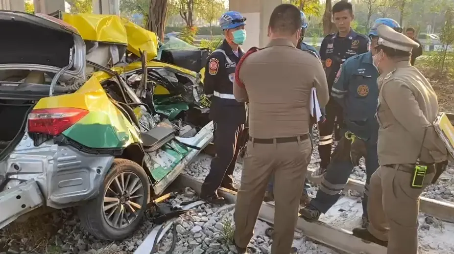 เจ้าหน้าที่ตรวจสอบซากรถ