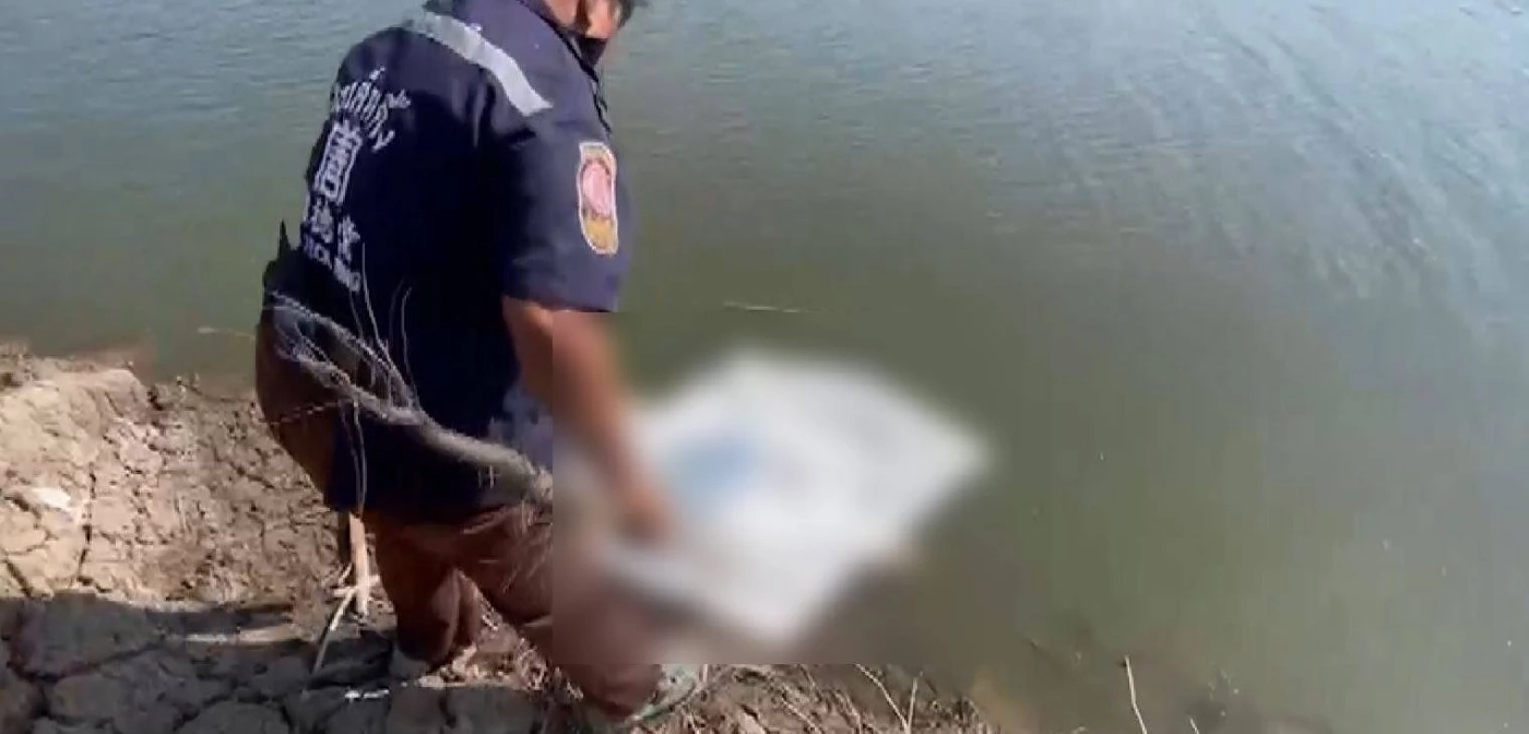 สลด 2 สุนัขนั่งเฝ้าศพเจ้านายริมคลอง หลังจมน้ำดับ