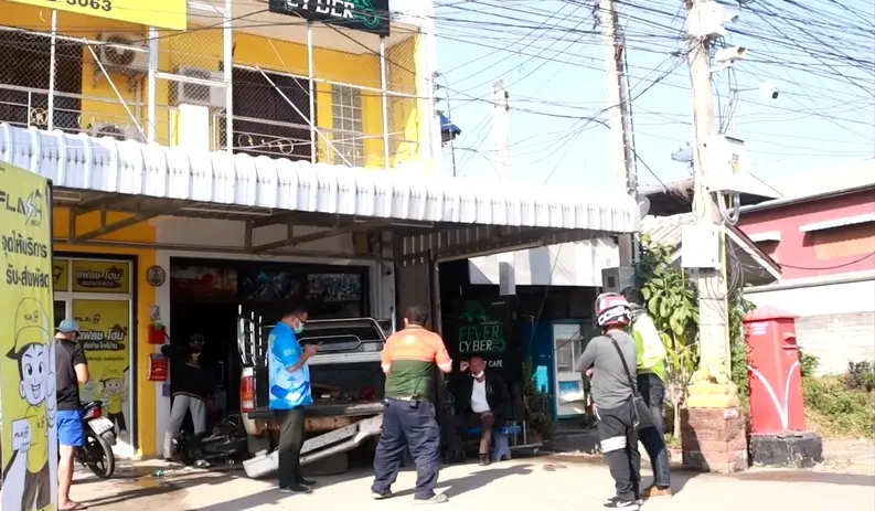 แค่กรึ่ม ๆ ตาวัย 74 ปี ดื่มฉลองปีใหม่ ซิ่งกระบะชนรวด 3 คันก่อนพุ่งเข้าร้านเกม