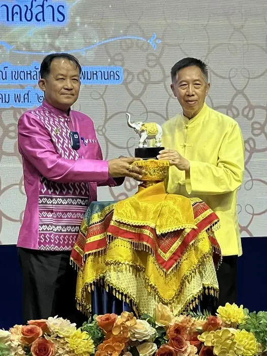 “พี่ศรีฯ” อวดรางวัล “ผู้นำองค์กรดีเด่น” เป็นกำลังใจต่อสู้นักการเมืองฉ้อฉล