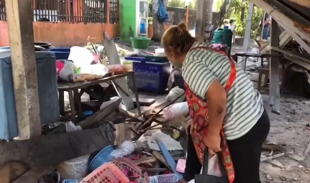 ระทึก! กระบะพุ่งชนร้านอาหารตามสั่ง ลูกค้าสาวโดดหนีไม่ทัน ล้อทับร่างเจ็บ