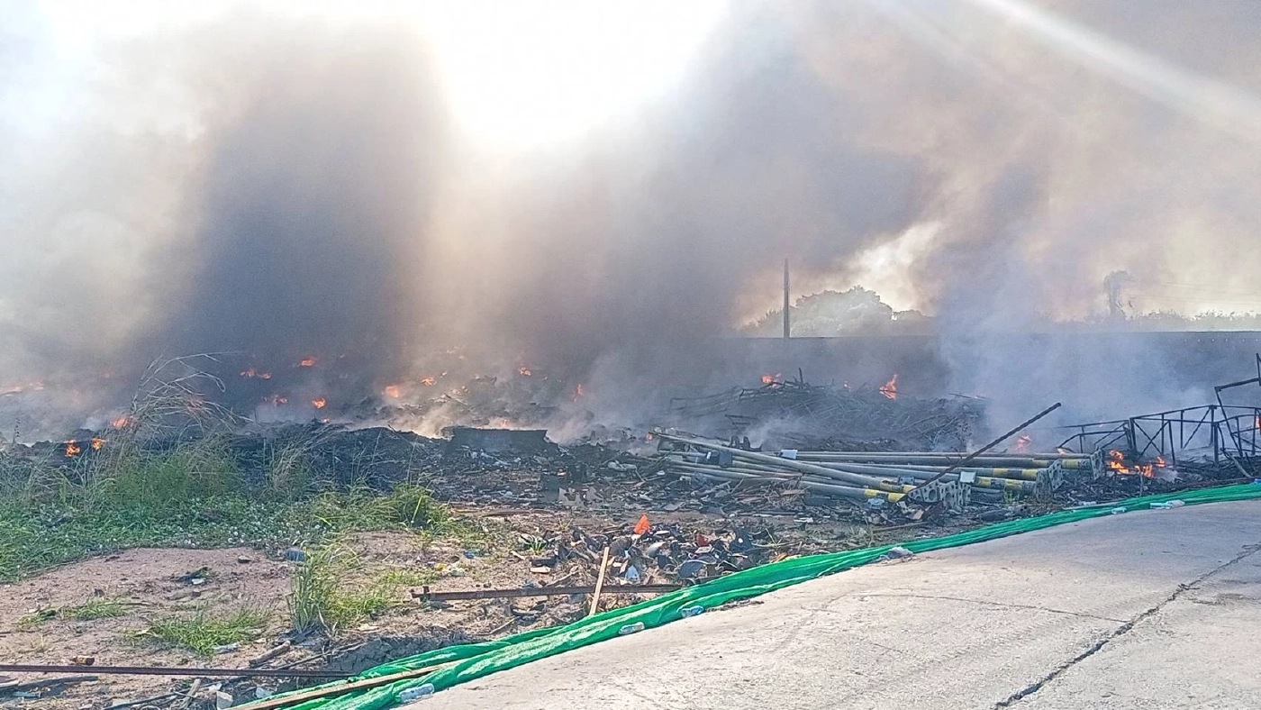 ไหม้ระทึก 14 ชั่วโมง โกดังรับซื้อของเก่าบ่อวิน ยังไม่กระทบชาวบ้าน