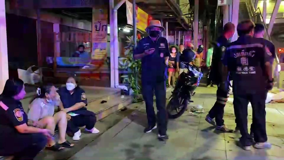 เร่งไล่ล่าวัยรุ่นขี่จยย.ไล่ฟันหนุ่ม 16 ก่อนเสียหลักพุ่งชนเสาดับ (มีคลิป)