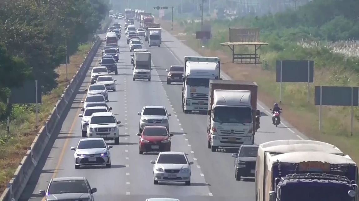 "ถนนสายเอเชีย" รถเริ่มแน่น ชาวบ้านหนีรถติด เดินทางก่อนหยุดยาวปีใหม่