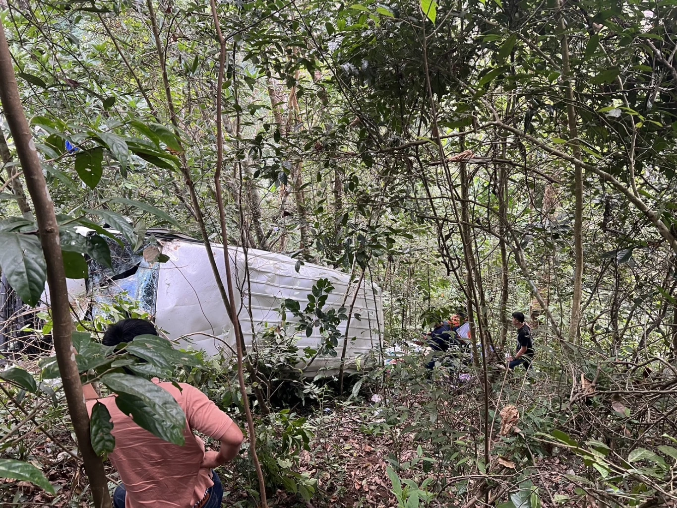 หวิดสลด! รถตู้ นทท. เบรกแตก ตกเหวทางขึ้นแม่กำปอง เจ็บระนาว 8 คน