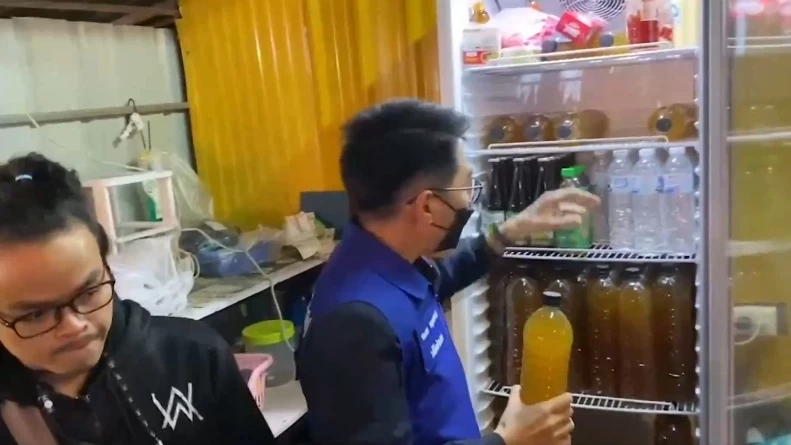 บุกจับร้านเหล้า "ครัวบ้านท่อม" ต้มน้ำกระท่อม 4 คูณ 100 ขายขาโจ๋เพียบ