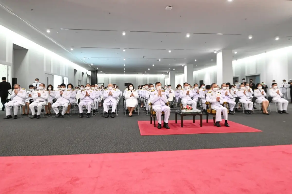 ประธานสภาผู้แทนราษฎร นำสมาชิกรัฐสภา วางพานพุ่ม “วันรัฐธรรมนูญ”