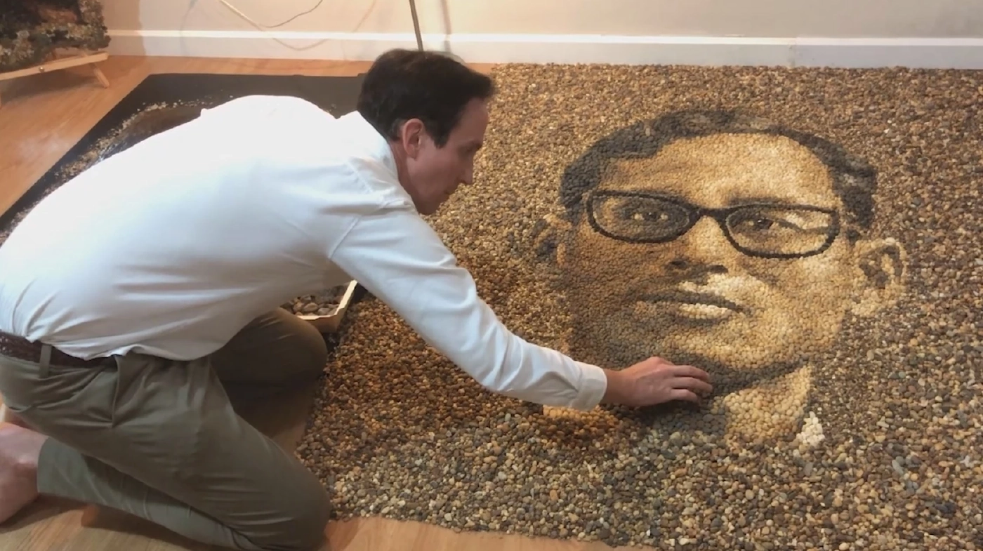 ที่สุดแห่งความภาคภูมิใจ! หนุ่มอังกฤษเรียงหินสร้างพระบรมสาทิสลักษณ์ "ในหลวง ร.9" (คลิป)