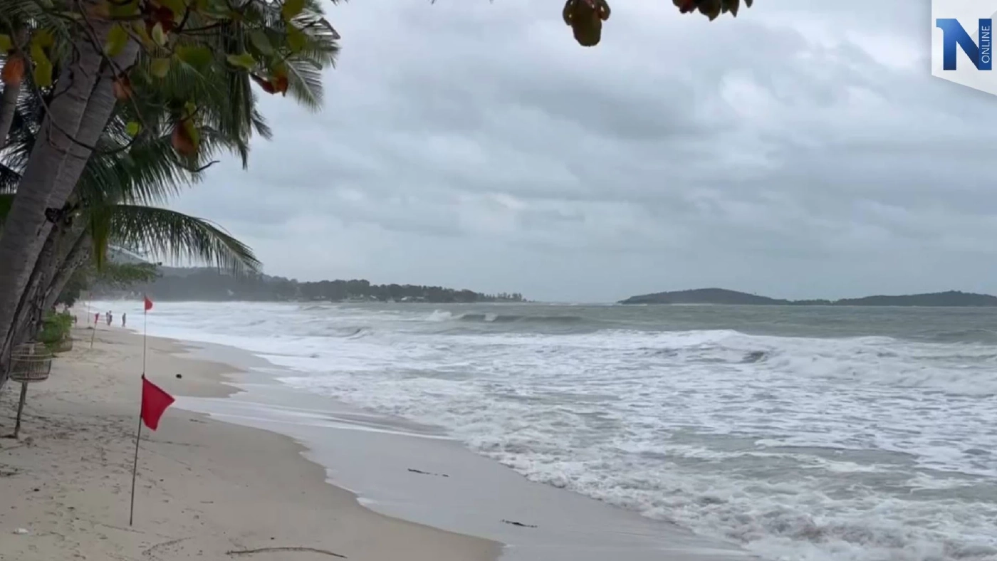 ผู้ประกอบการบนเกาะสมุย ปักธงแดงริมหาด เตือน นทท. ห้ามลงเล่นน้ำทะเล