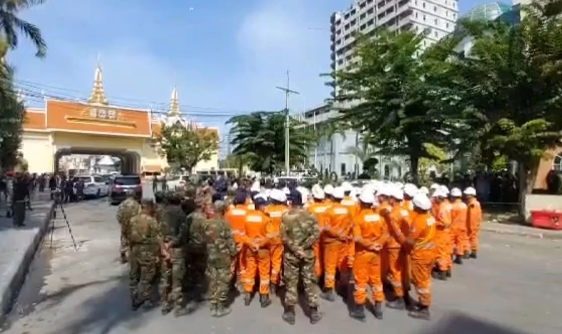 ญาติเหยื่อไฟไหม้กาสิโน นั่งรอตามหาคนหาย อย่างมีความหวัง