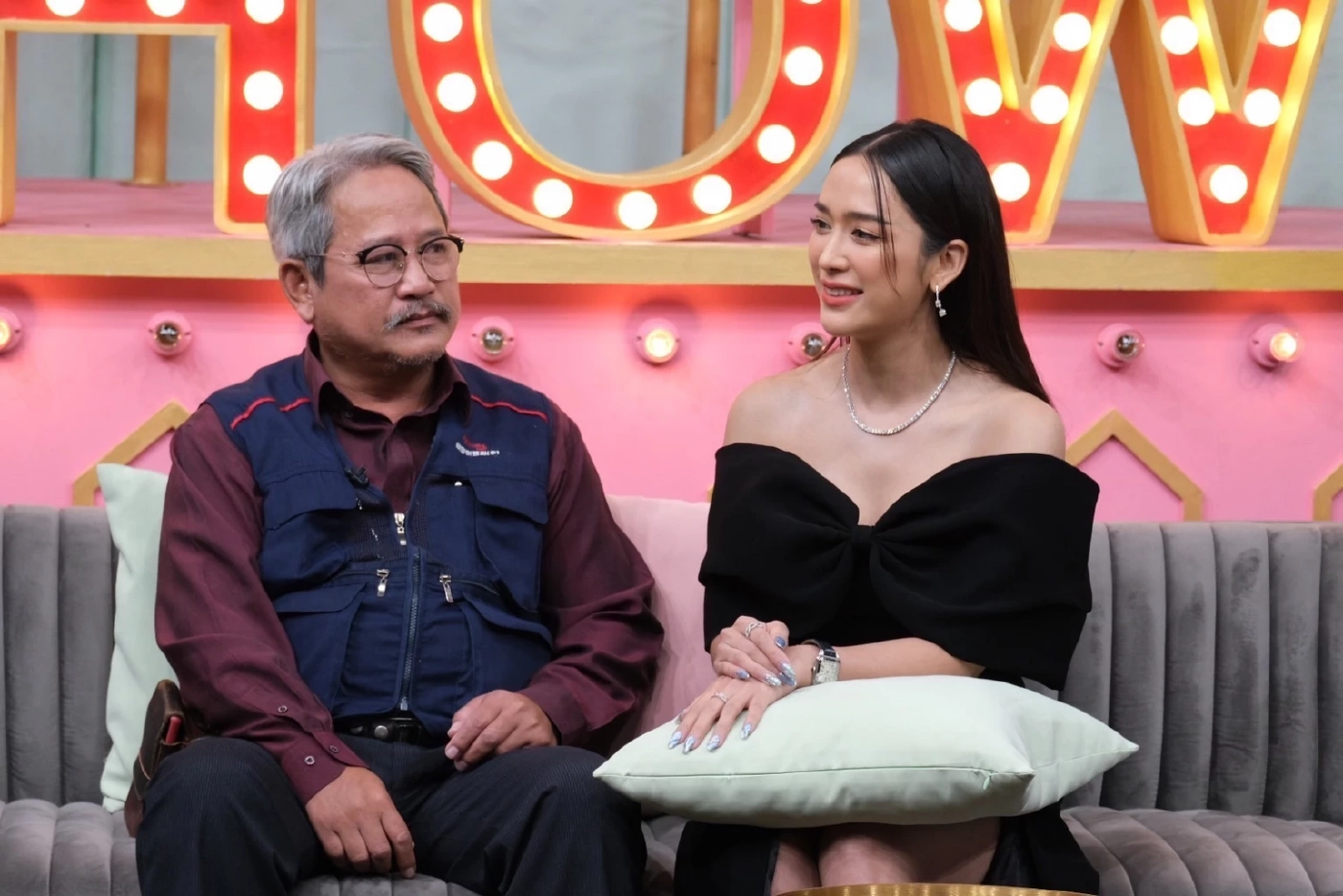 “แม็กกี้ อาภา” กับชีวิตนักแสดงอิสระ  ความรัก “พ่อตุ๋ย อรุณ” ไม่ติดเรื่องเพศ