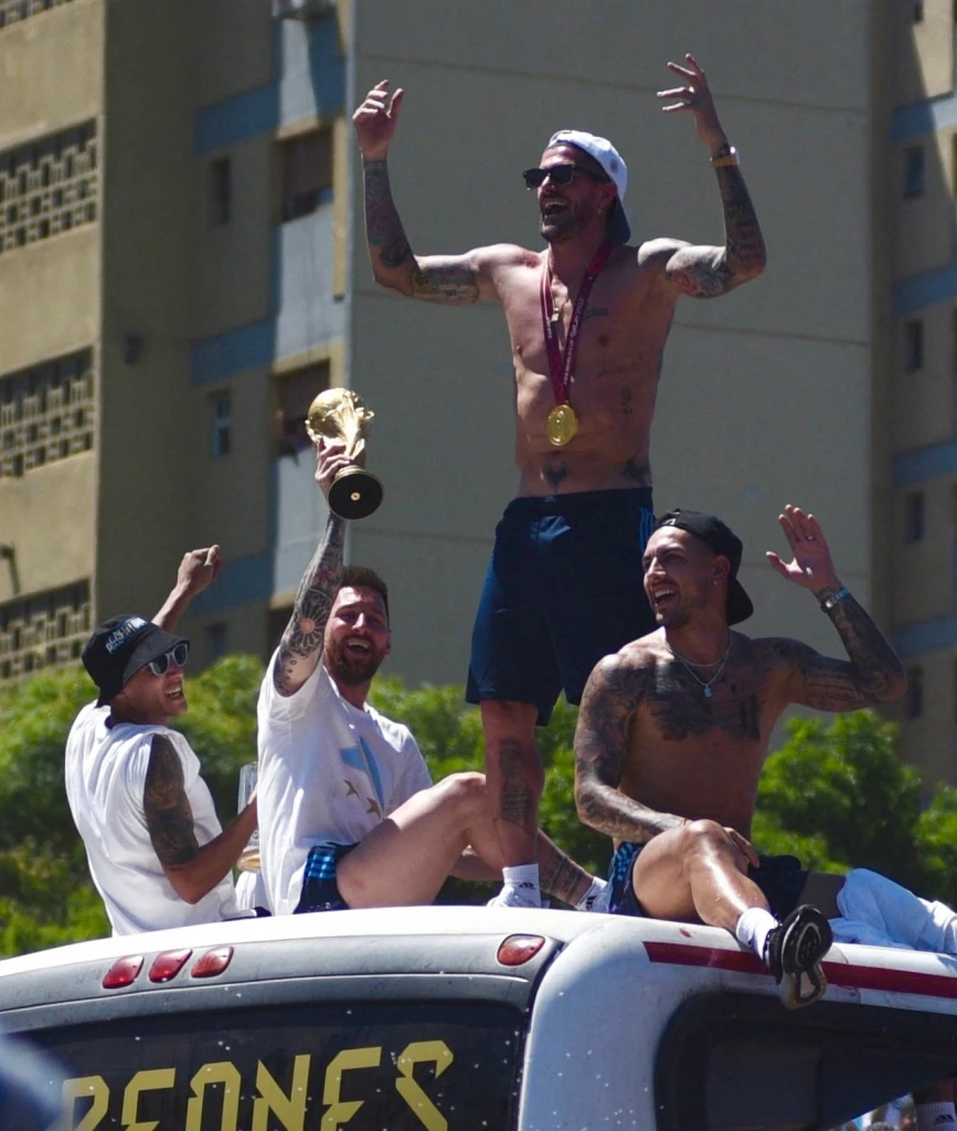 แข้งอาร์เจนตินาแห่ฉลองแชมป์โลกยิ่งใหญ่ แฟนบอลกว่า 4 ล้านร่วมยินดี (คลิป)