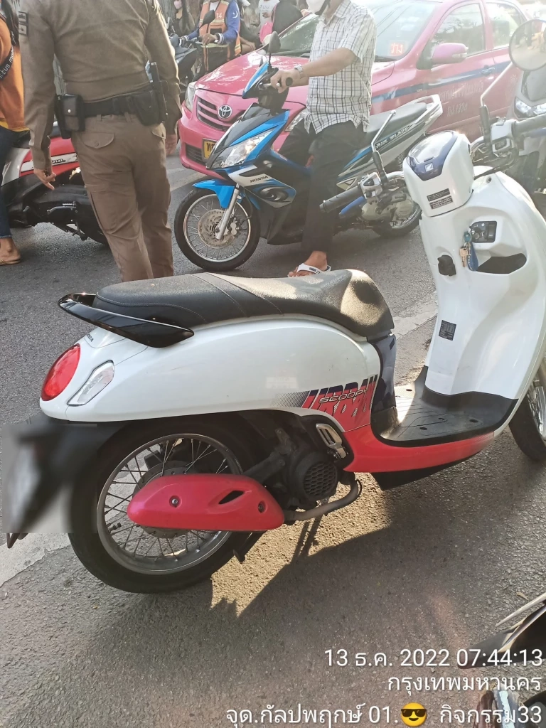 แม่ขี่ จยย. พาลูกสาวไปส่ง รร. เกิดเสียหลักล้ม รถเมล์วิ่งสวนมาทับหนูน้อยดับ