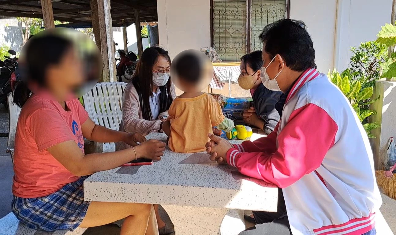 พม. เข้าช่วยเหลือ "แม่เลี้ยงเดี่ยว" หอบลูกส่งอาหาร ท่ามกลางอากาศหนาว 15 องศา