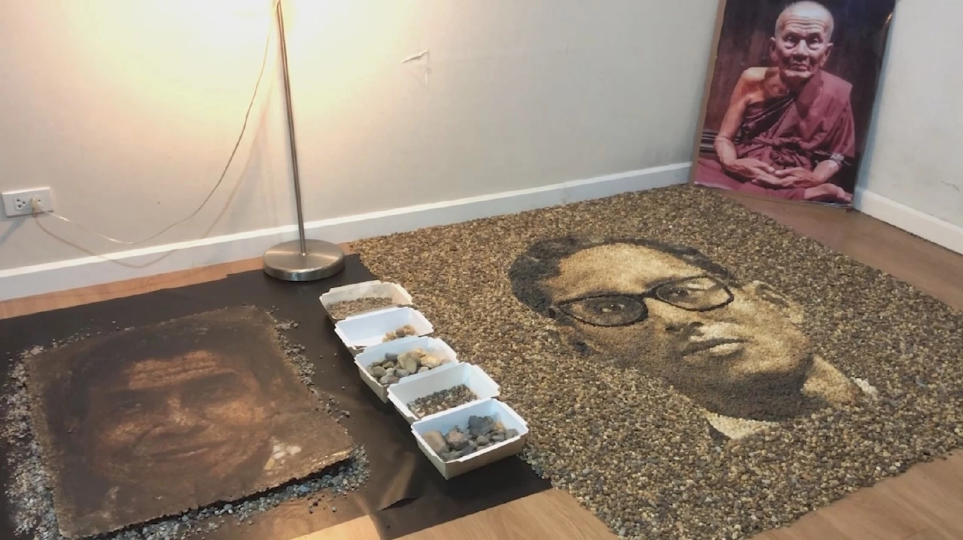 ที่สุดแห่งความภาคภูมิใจ! หนุ่มอังกฤษเรียงหินสร้างพระบรมสาทิสลักษณ์ "ในหลวง ร.9" (คลิป)