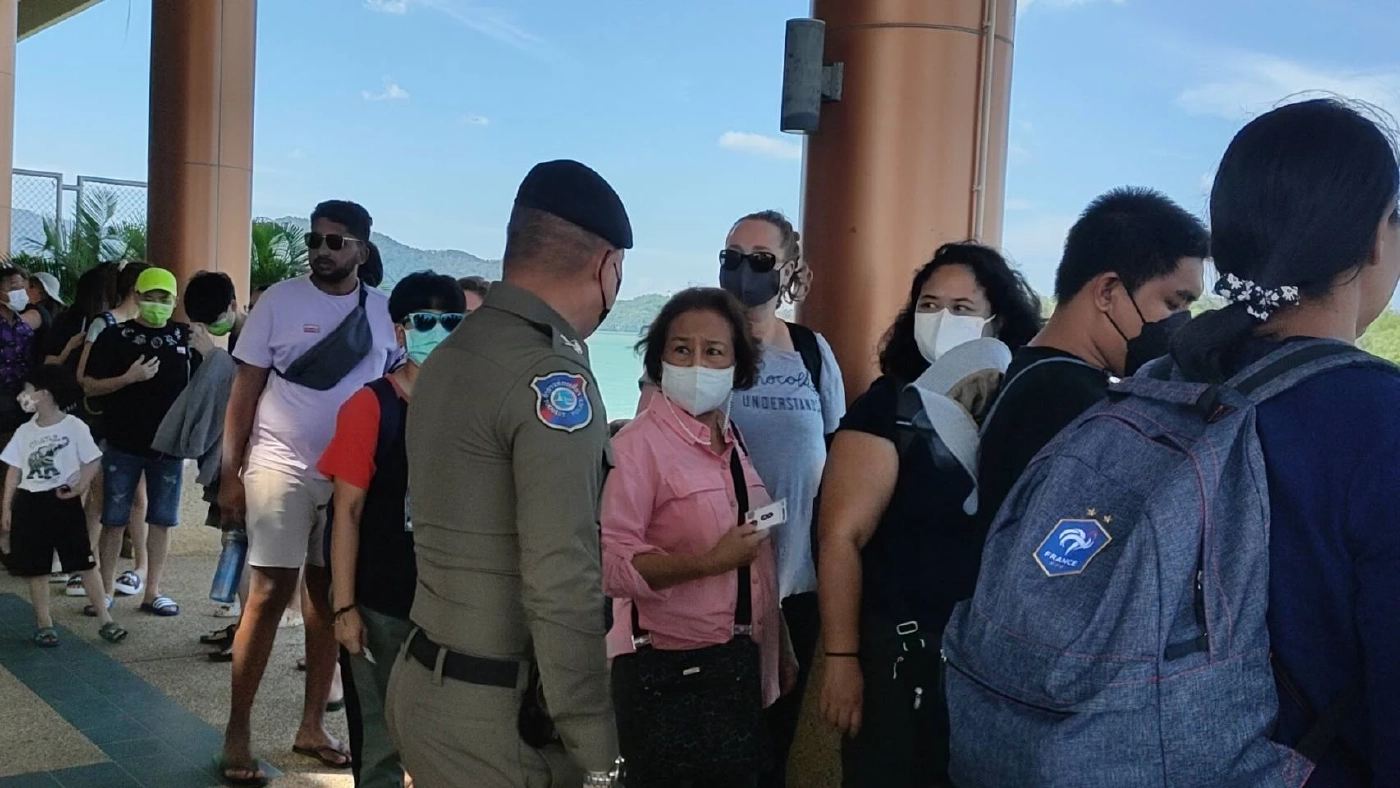 คึกคัก! นทท. ทั้งชาวไทยและต่างชาตินับพัน ลงเกาะหลีเป๊ะ Countdown ปีใหม่