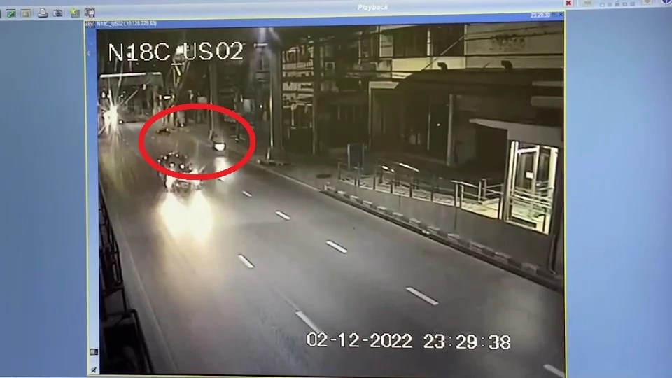 เร่งไล่ล่าวัยรุ่นขี่จยย.ไล่ฟันหนุ่ม 16 ก่อนเสียหลักพุ่งชนเสาดับ (มีคลิป)