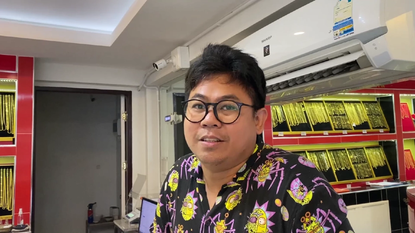 ลูกชาย เผยถึงที่มาของภาพ เจ๊ร้านทองถือปืน เปิดร้าน