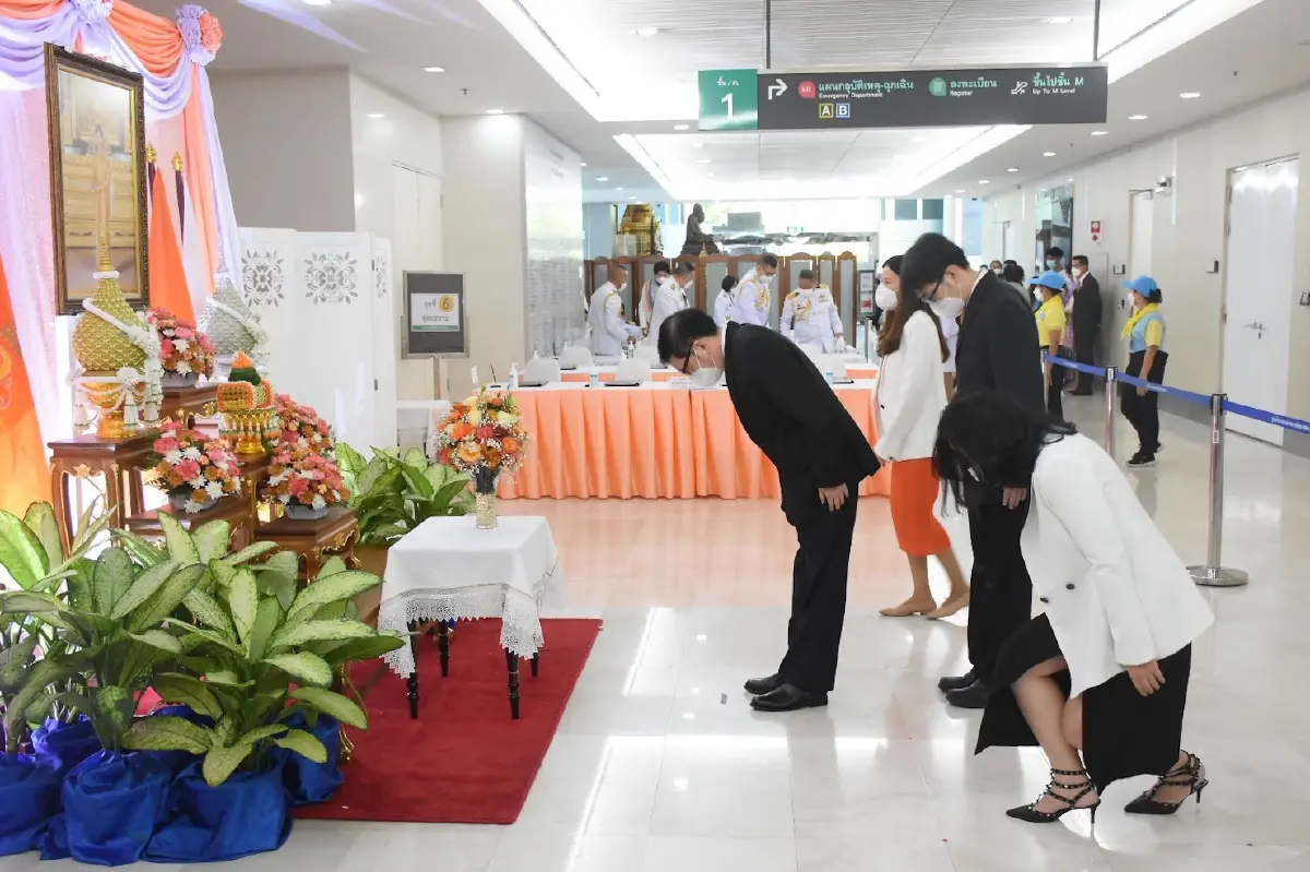 ห้างแว่นท็อปเจริญ นำผู้บริหารและพนักงาน ถวายแจกันดอกไม้หน้าพระฉายาลักษณ์ สมเด็จพระเจ้าลูกเธอ เจ้าฟ้าพัชรกิติยาภา นเรนทิราเทพวดี กรมหลวงราชสาริณีสิริพัชร มหาวัชรราชธิดา