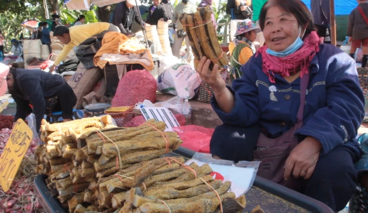 นครพนมหนาว ตลาดชายแดนคึกคัก เสื้อผ้ากันหนาว-อาหารป่าหายาก ขายดี