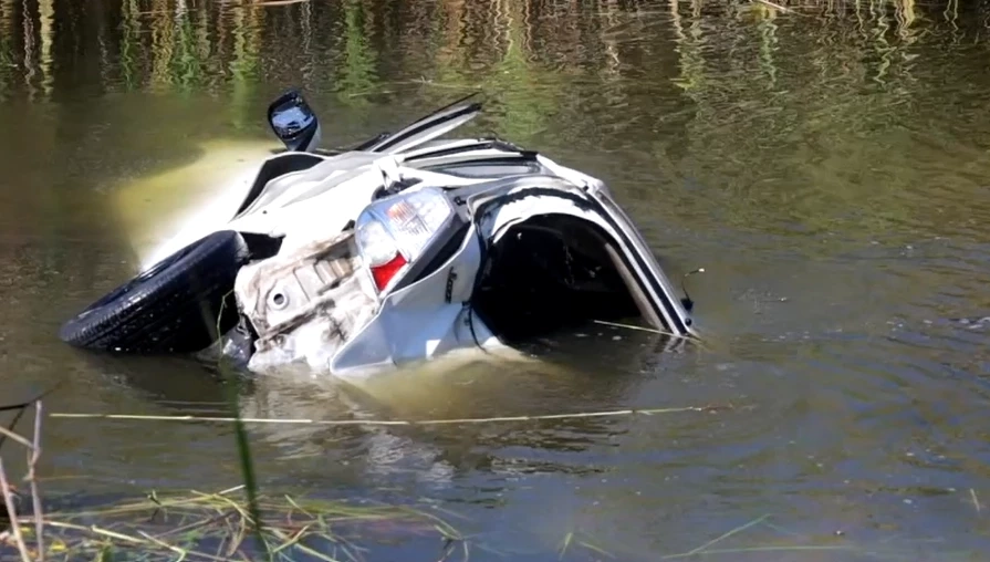 สลด! หนุ่มโรงงานขับเก๋งกลับบ้าน ถูกชนท้ายรถเสียหลักพุ่งตกลงบ่อน้ำดับคารถ