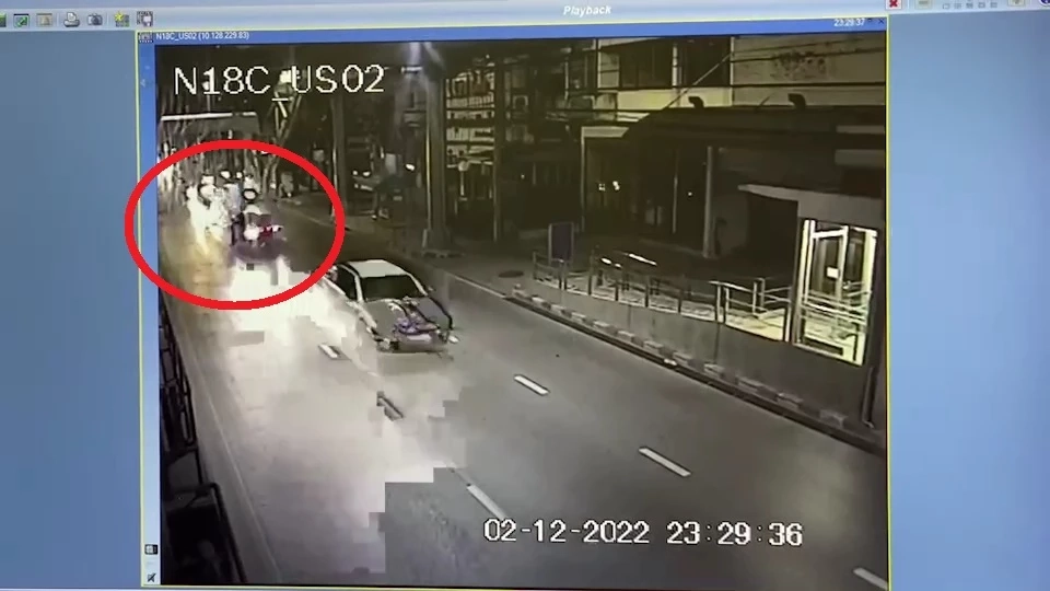 เร่งไล่ล่าวัยรุ่นขี่จยย.ไล่ฟันหนุ่ม 16 ก่อนเสียหลักพุ่งชนเสาดับ (มีคลิป)