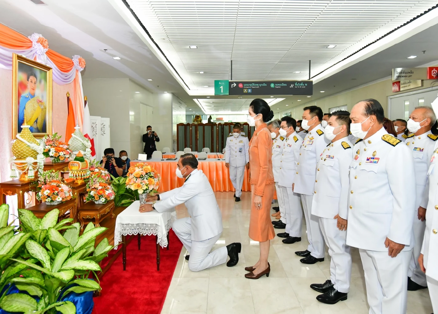  นายกฯและภริยา พร้อมคณะรัฐมนตรีและคู่สมรส ร่วมลงนามถวายพระพร สมเด็จพระเจ้าลูกเธอ เจ้าฟ้าพัชรกิติยาภาฯ