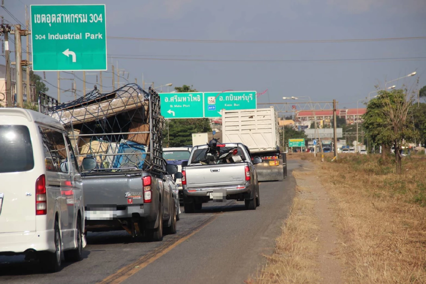 ถนนสาย 304 หนาแน่น ปชช. เดินทางกลับภูมิลำเนา รถติดสะสม 5 กม.