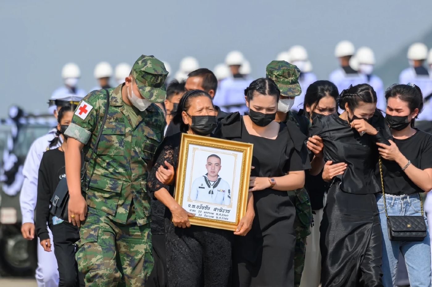 ญาติน้ำตานอง พิธีศพ 11 ร่าง โศกนาฏกรรม "ร.ล.สุโขทัย"