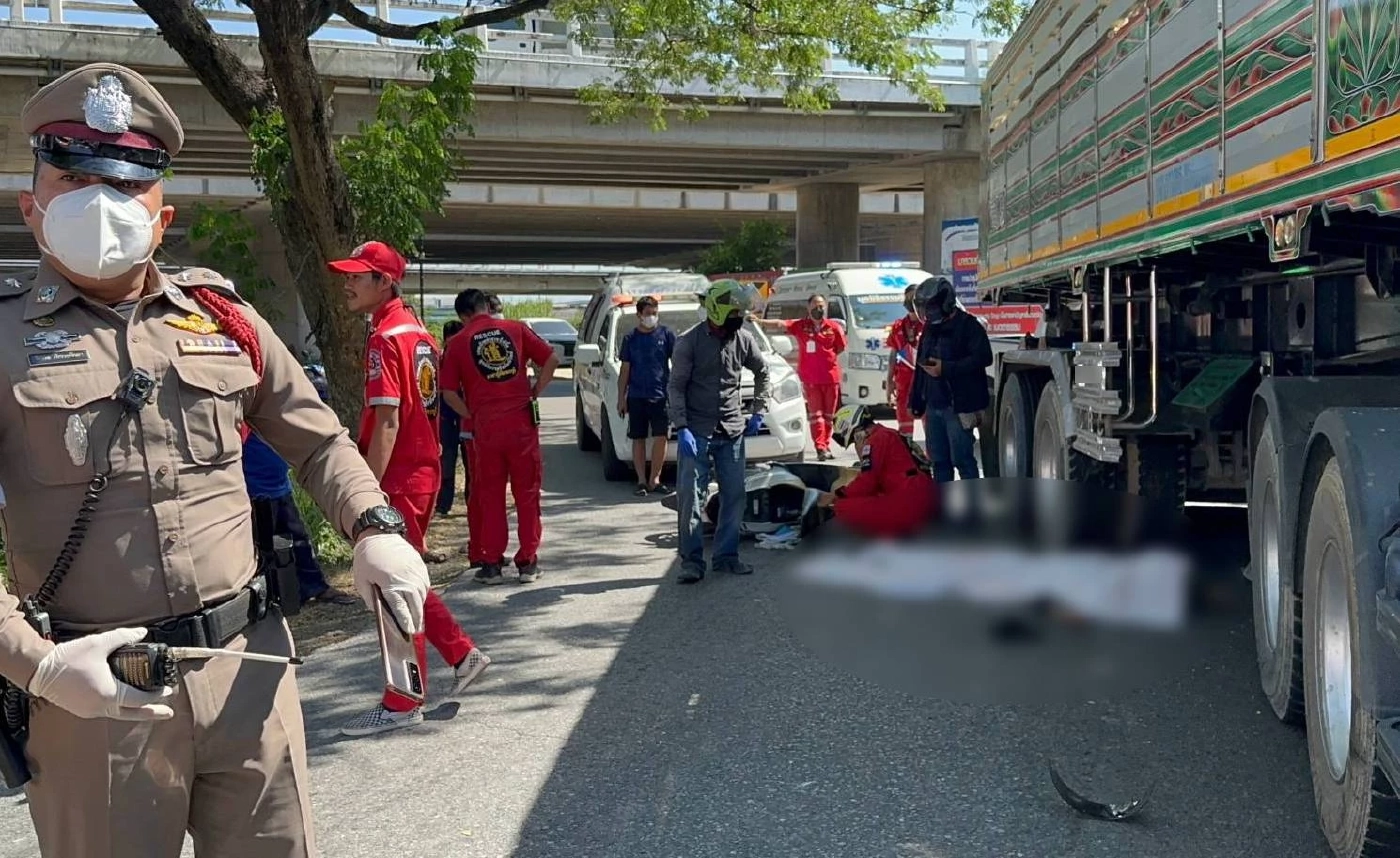 หนุ่มโรงงาน ชะตาขาด ขี่รถจยย.หลุดโค้ง ร่างไถลเข้าใต้รถพ่วง ถูกล้อทับดับ