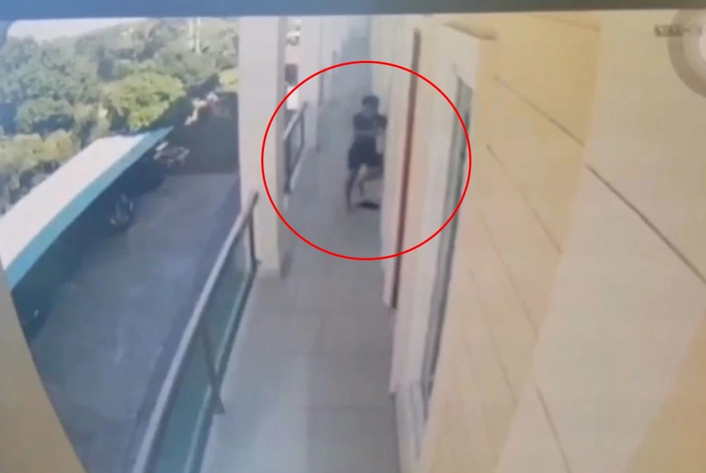 รวบไอ้หื่น! หวังเคลมสาวข้างห้อง เหยื่อร้องให้คนช่วย รอดมาได้หวุดหวิด (คลิป)