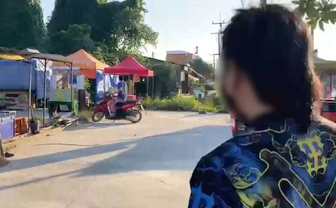 กลุ่มโจ๋ ด่ากราด ชักปืนขู่กลางถนน-ยิงใส่ร้าน ก่อนขี่รถหลบหนี (มีคลิป)