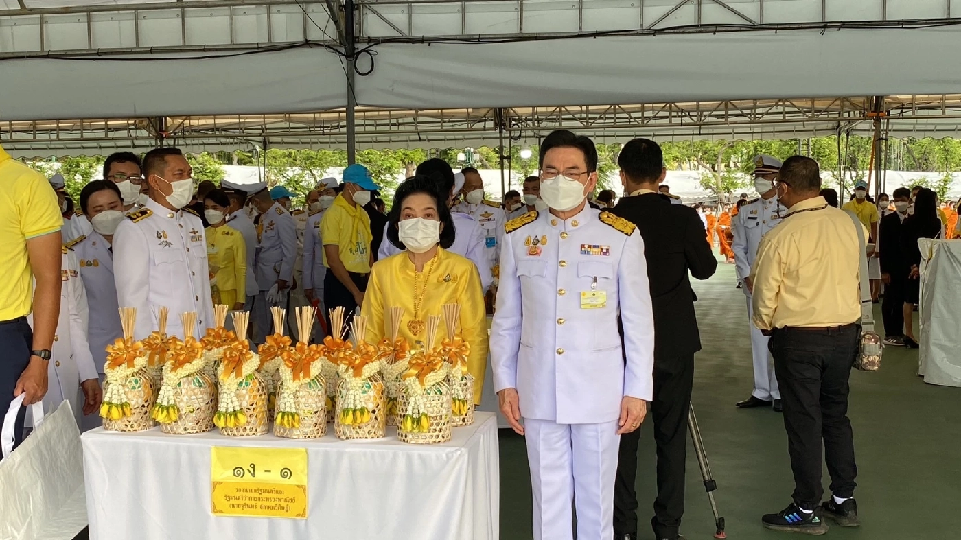 นายกฯ นำครม.-ปชช. ร่วมทำบุญตักบาตรพระ 189 รูป “วันพ่อแห่งชาติ”