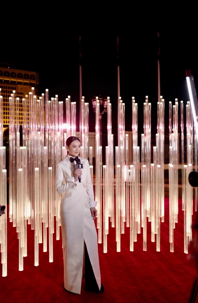 ตะลึงกันทั้งงาน “เบลล่า” ลุคใหม่แต่งบอย ใส่ทักซิโด้ เดินพรมแดง Red Sea Film